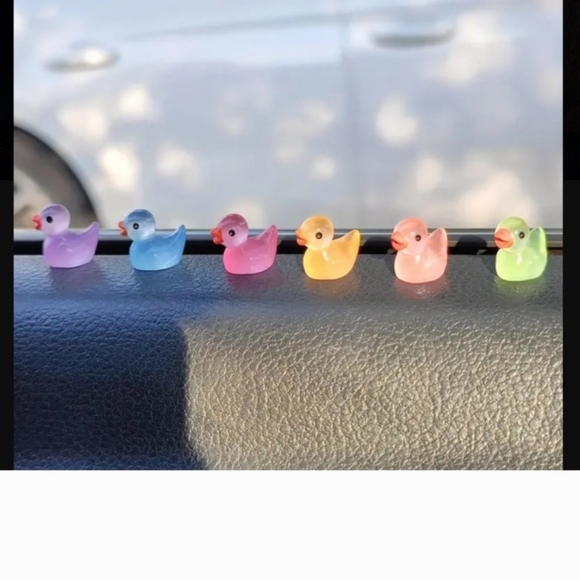 Mini Glow in the Dark Jeep Rubber  Duck Dashboard Toy - Picture 4 of 4
